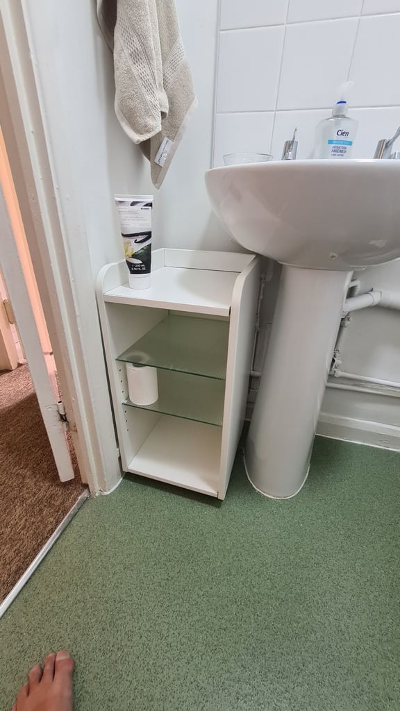 Bathroom cabinet on wheels