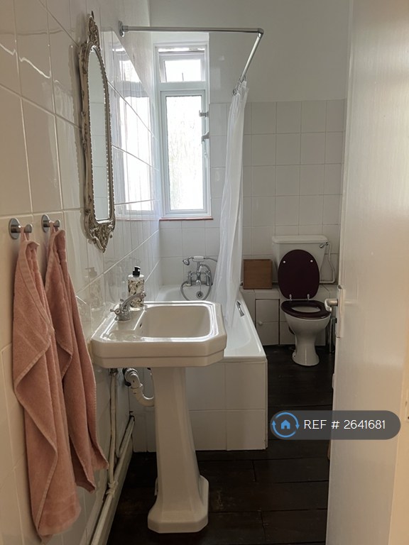 Studio flat in Oakley Square, London, NW1 (#2641681)