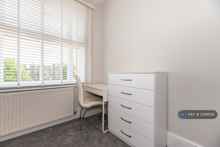 2 bedroom flat in West Cromwell Road, London, SW5 (2 bed) (#2546159)