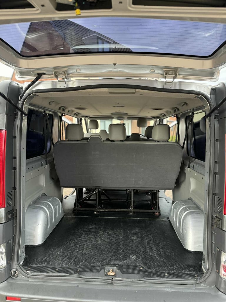 Renault, TRAFIC, 9 Seater MPV, Minibus, People Carrier, 2010, Manual, 2464 (cc), 4 doors