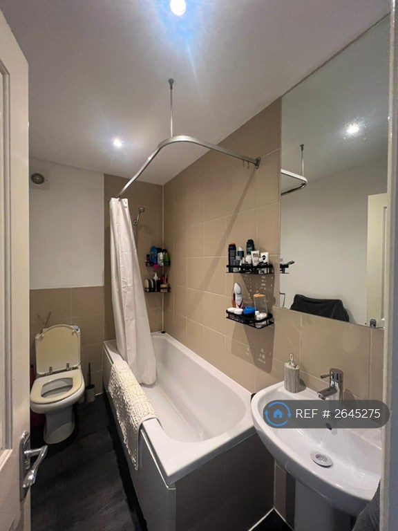 1 bedroom flat in Wavertree Road, London, SW2 (1 bed) (#2645275)