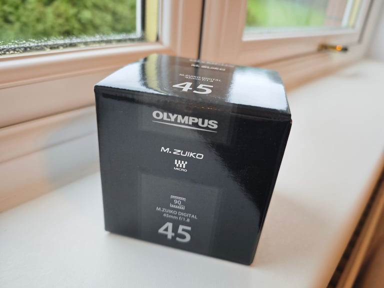 *** SUPERB NEW OLYMPUS M.ZUIKO 45mm f1.8 M43 portrait lens in black ***