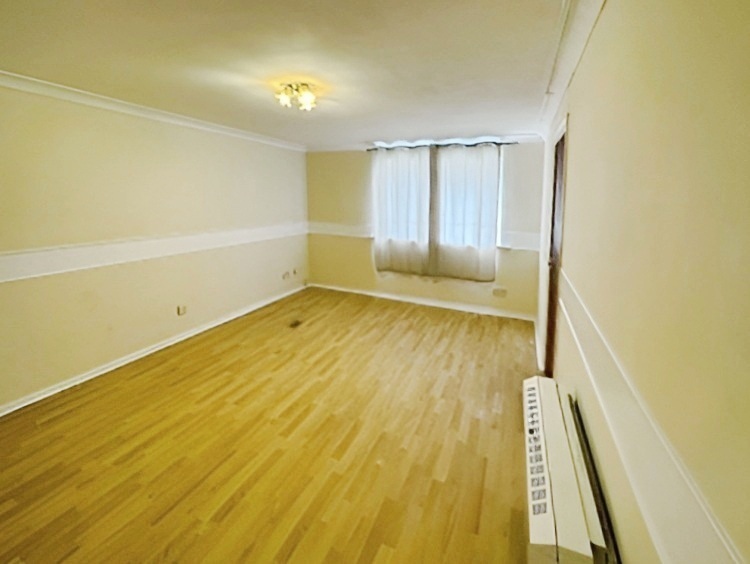 2 bedroom flat in Two-Bedroom Flat, IG11