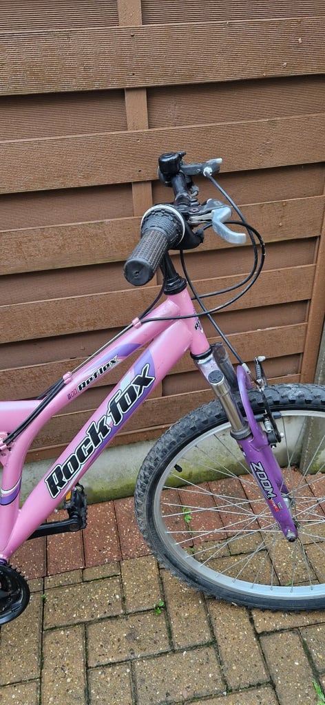 ROCKFOX REFLEX DUAL SUSPENSION 18 INCH FRAME 26 INCH WHEELS. VERY GOOD.
