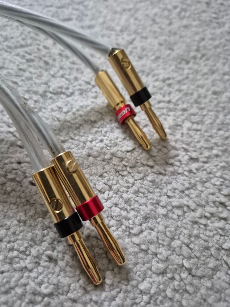 QED silver core speaker cable with Ugreen banana connectors.