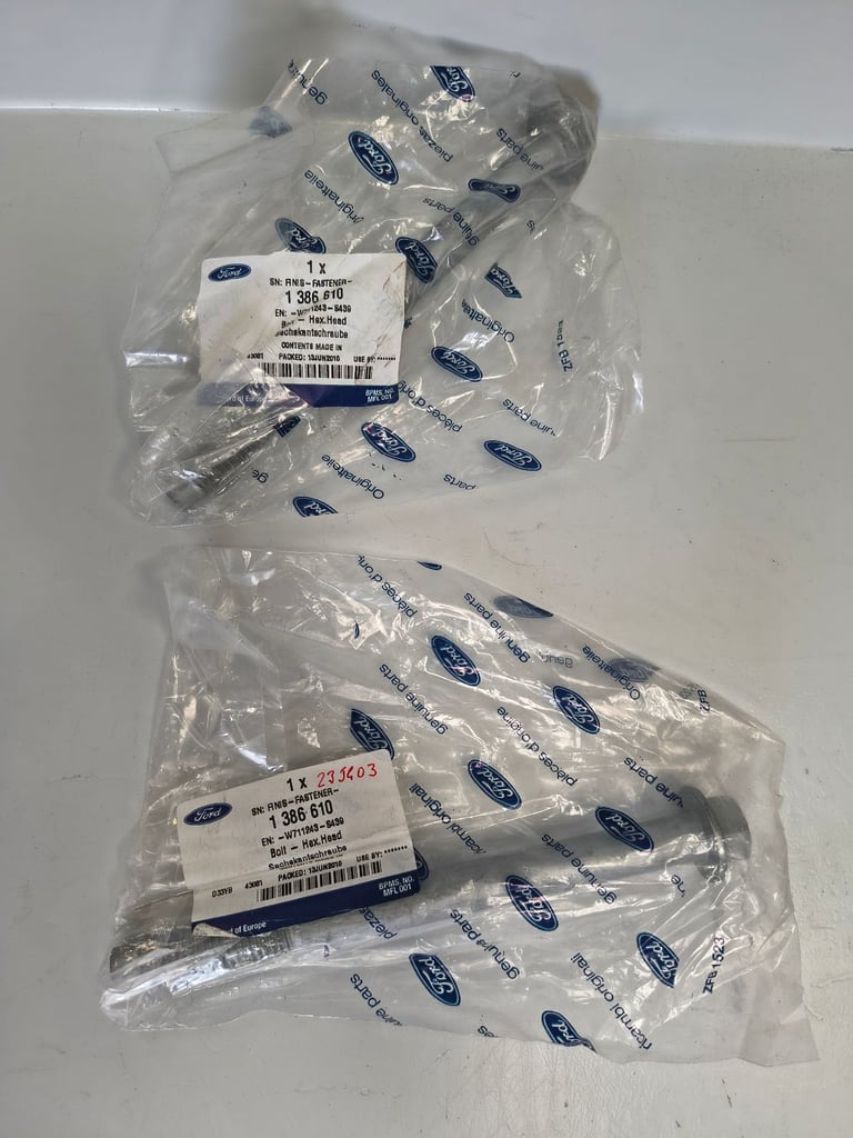 Ford Transit 2 x Subframe 1 490 676 , 2 x Suspension bolts 1 386 610 and one unidentified bolt.