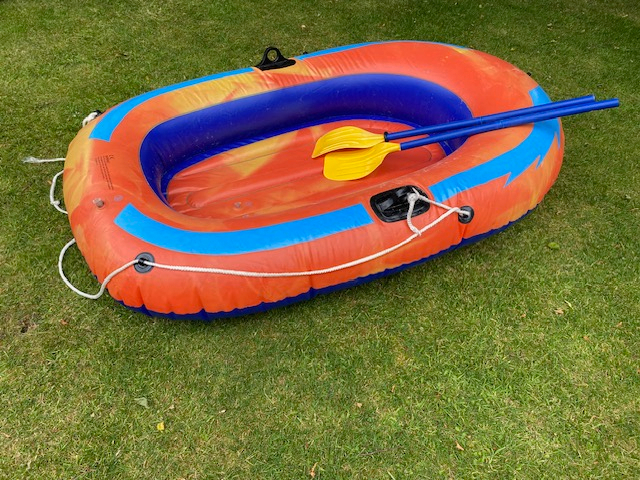 Inflatable boat with 2 oars