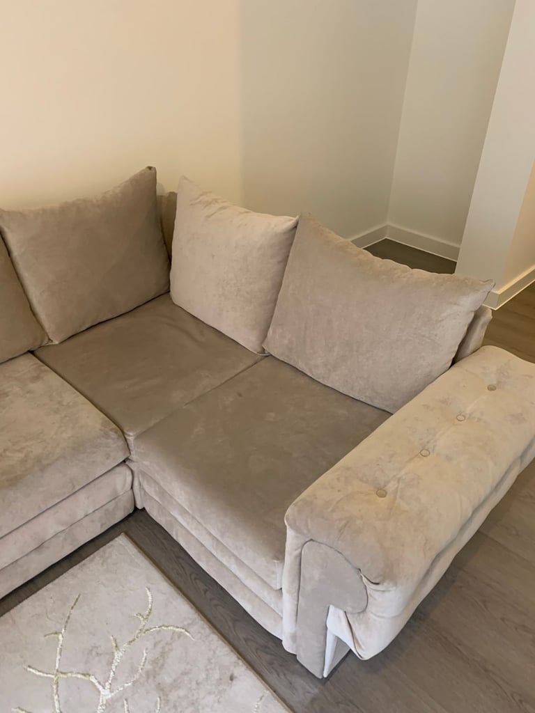 🛋️ Need gone asap – Right-Hand 4-Seater Corner Sofa – Only 6 Months Old – FREE Local Delivery