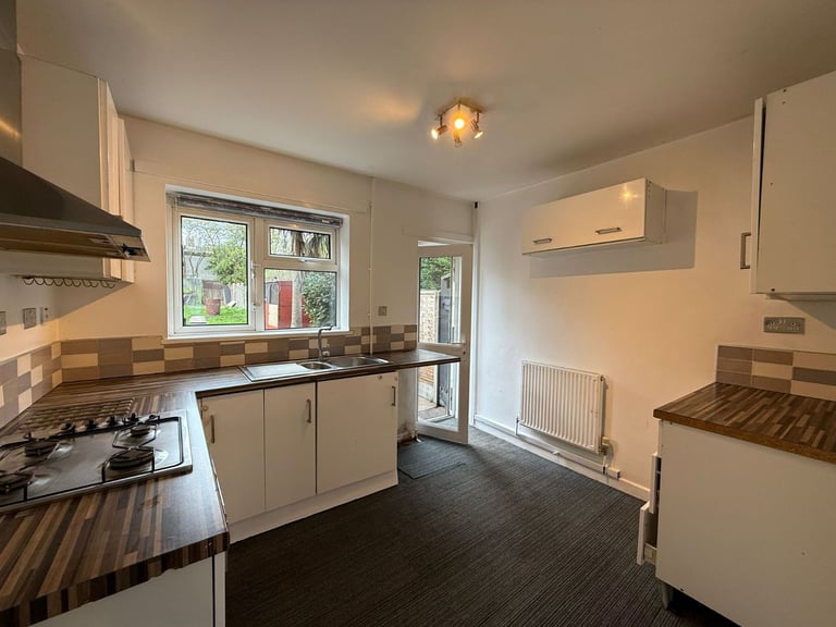 **THREE BEDROOM TERRACED HOUSE TO LET**IDEAL FAMILY HOME**DRIVEWAY**