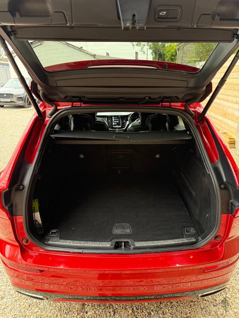 VOLVO XC60 2.0 R-Design T8 Twin Engine AWD 2019