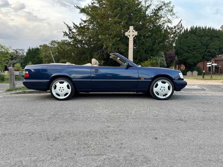 1995 Mercedes-Benz E-Class E220 2dr Auto CONVERTIBLE Petrol Automatic