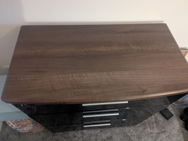 Bedroom Set Chest of Drawers and Bedside Table