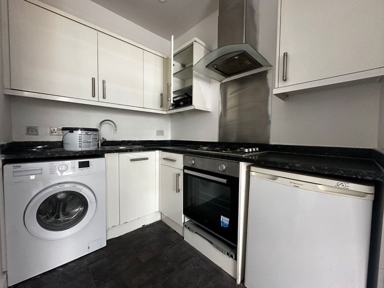 ✨ Spacious 1-Bedroom Flat in a Prime Sutton Location ✨