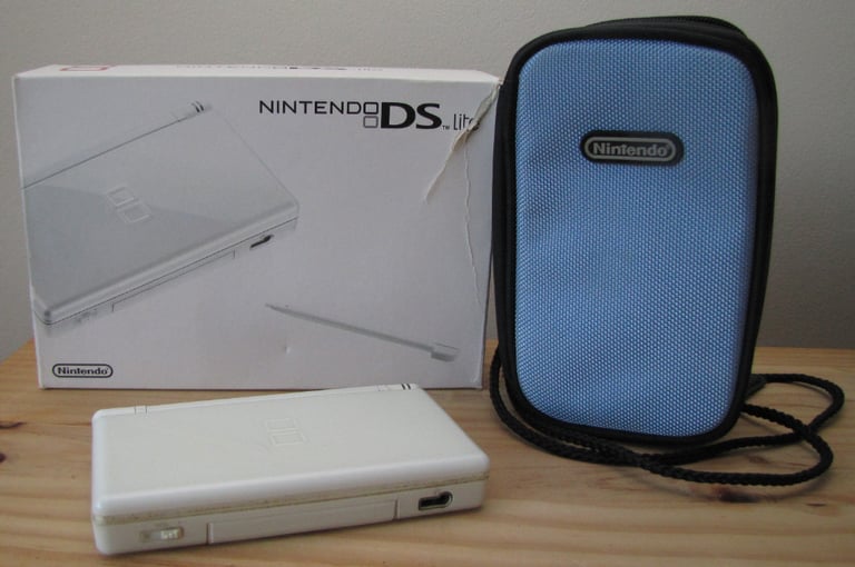 Nintendo DS Lite in Polar White - fully tested, complete with packaging & bag