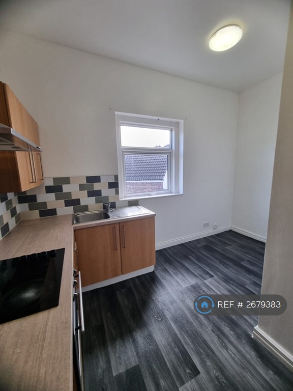 2 bedroom flat in New Ferry Road, Wirral, CH62 (2 bed) (#2679383)