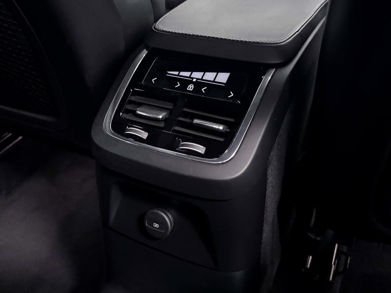 2022 Volvo XC90 2.0h T8 Recharge 18.8kWh R-Design SUV 5dr Petrol Plug-in Hybrid Auto 4WD Eu ESTAT...