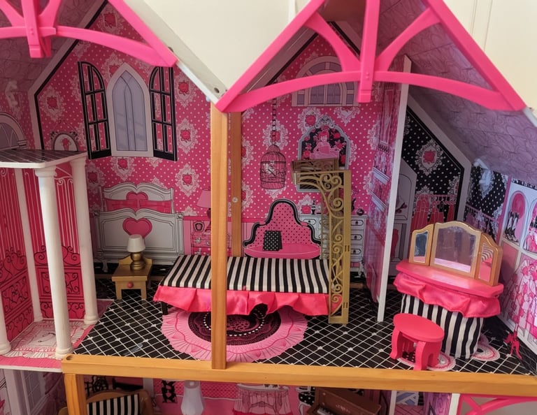 Kidkraft dolls house suitable for Barbie 