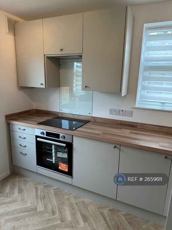 2 bedroom flat in Edinburgh Cresent, Bourne, PE10 (2 bed) (#2659611)