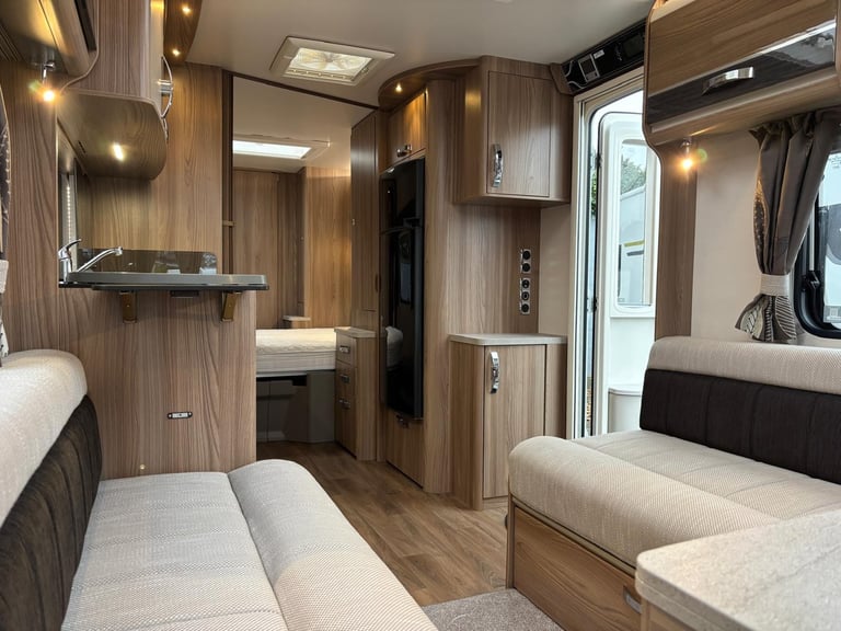 2016 SWIFT CONQUEROR 645, ISLAND BED, TALL FRIDGE, ALDE, SOLAR