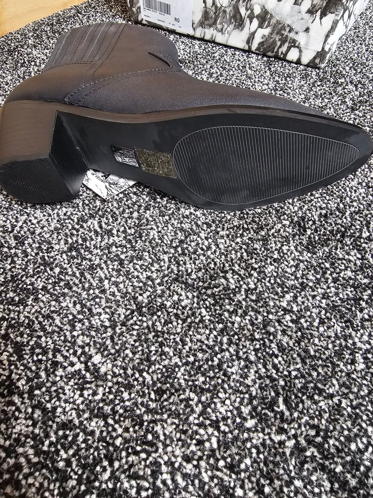 Anniee  black leather western style boot size 6