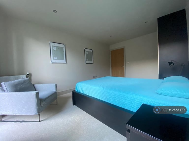 1 bedroom flat in The Crescent, London, SE8 (1 bed) (#2658479)