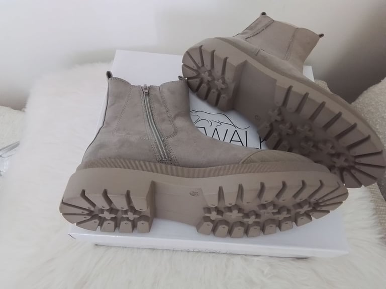 Boots Chelsea Ankle Boots Brand New Size 5.5 In Original Box 