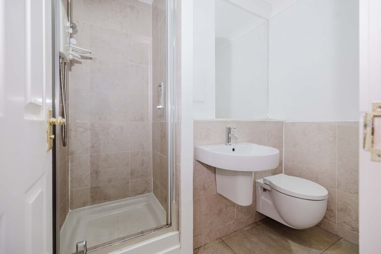 Stunning, 3 bedroom, HMO flat near Causewayside – with private parking – available NOW