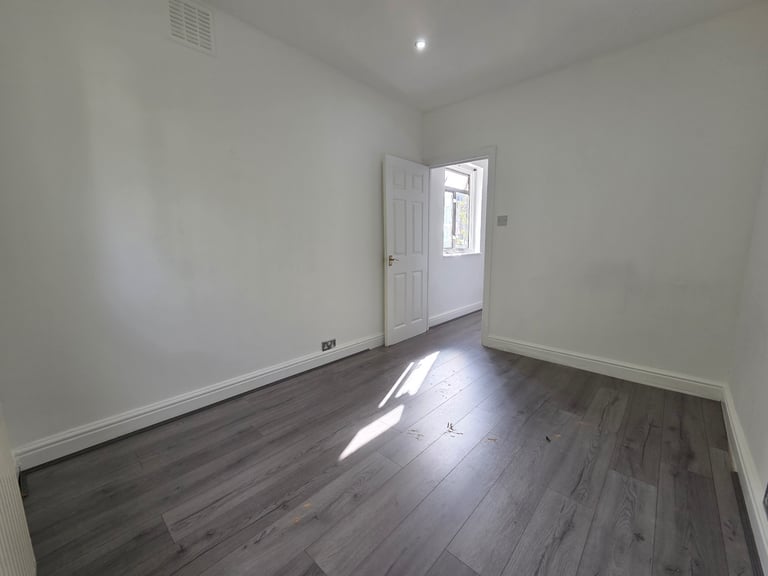 Modern 2-Bedroom Split-Level Flat – Streatham Hill