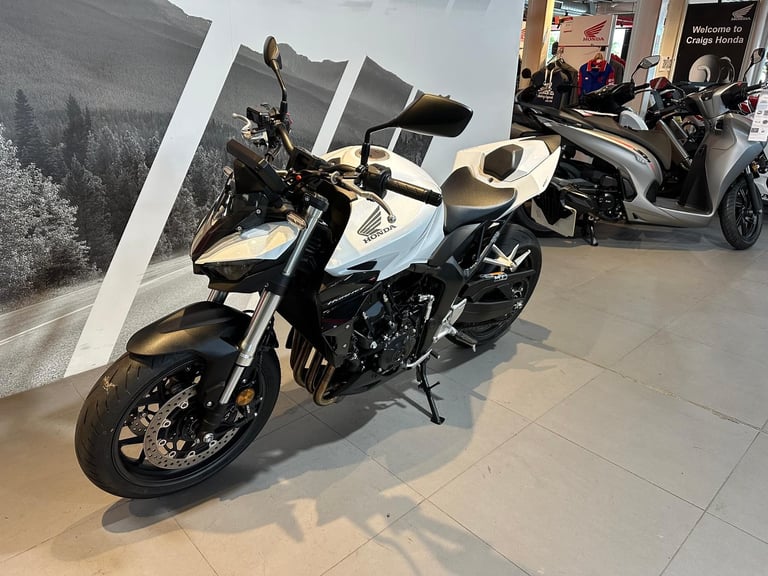 Honda CB 1000 Hornet 2025 with only 1075 miles + extra's 