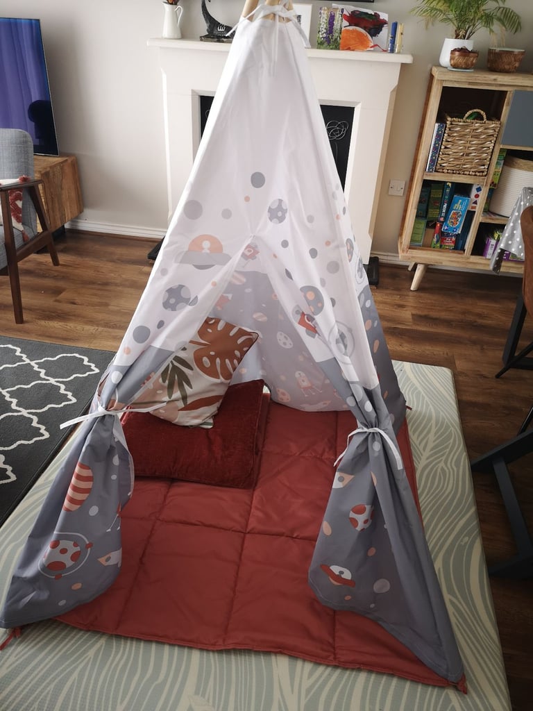 Kid's Tepee tent - space themed (like new)
