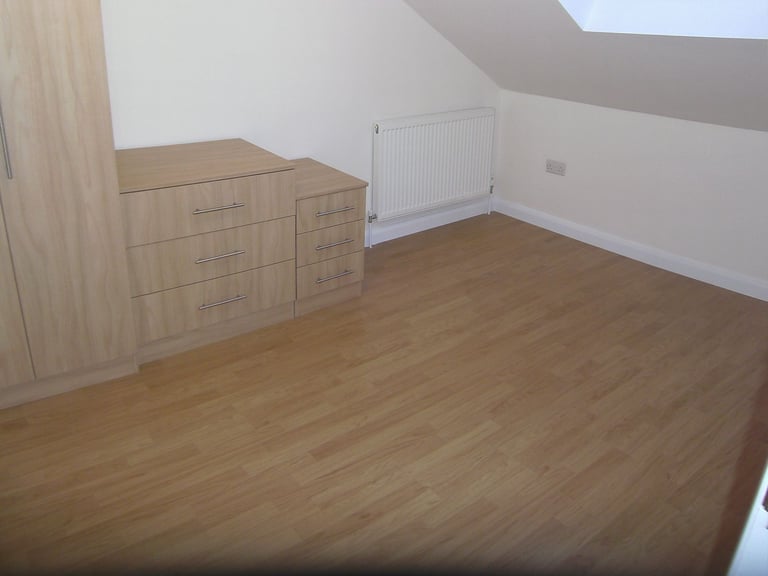 Includes Bills In Family House 2 DRooms To Let 2 Share Shower Kitchen Near Tube Bus Shops Parknt