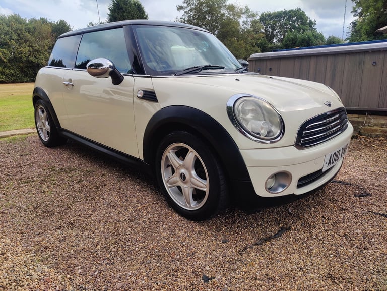 MINI Hatch Cooper 1.6. lady owned, MOT till July 2026, 2 keys, serviced, lovely example 