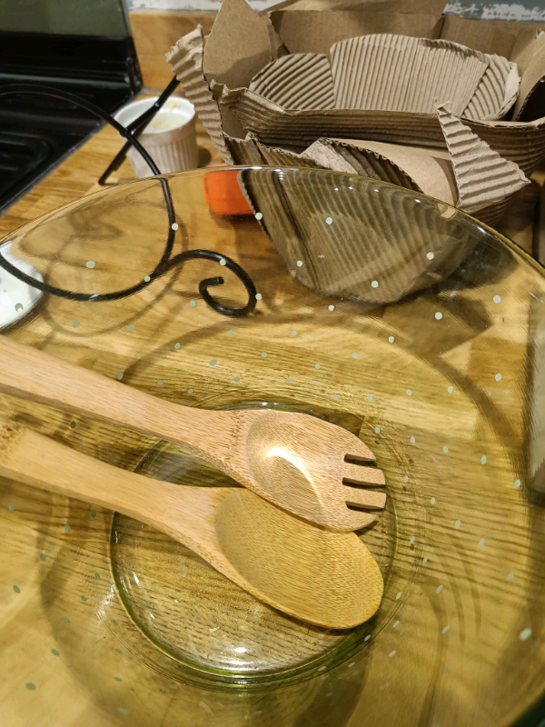 Dessert bowl with metal stand 