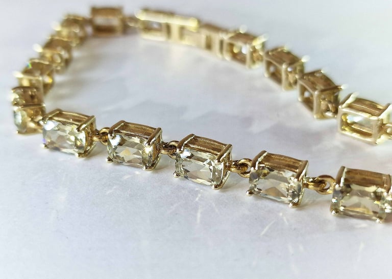 9ct Hallmarked Gold Green Sapphire Bracelet - 7.5 inches Long - Boxed - VGC