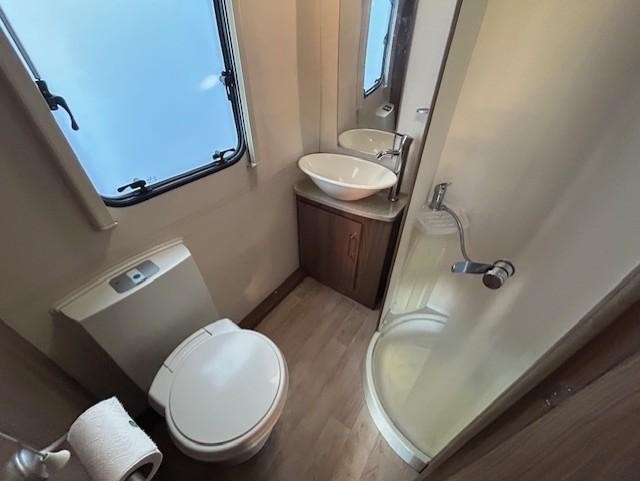 2016 LUNAR VENUS 580 6 BERTH BUNK BEDS CARAVAN