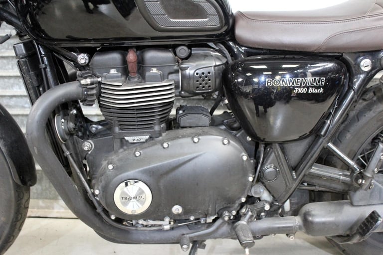 2018 18 TRIUMPH BONNEVILLE 900 T100 BLACK EDITION 9000 MILES TRADE SALE NEW MOT