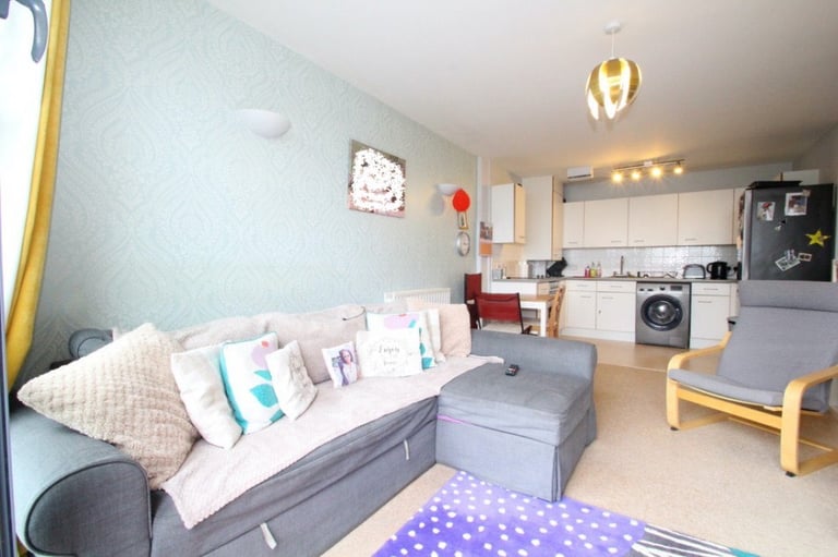 Hane Estate Agents offer a 1 bedroom 2nd floor flat within a modern block with lift access