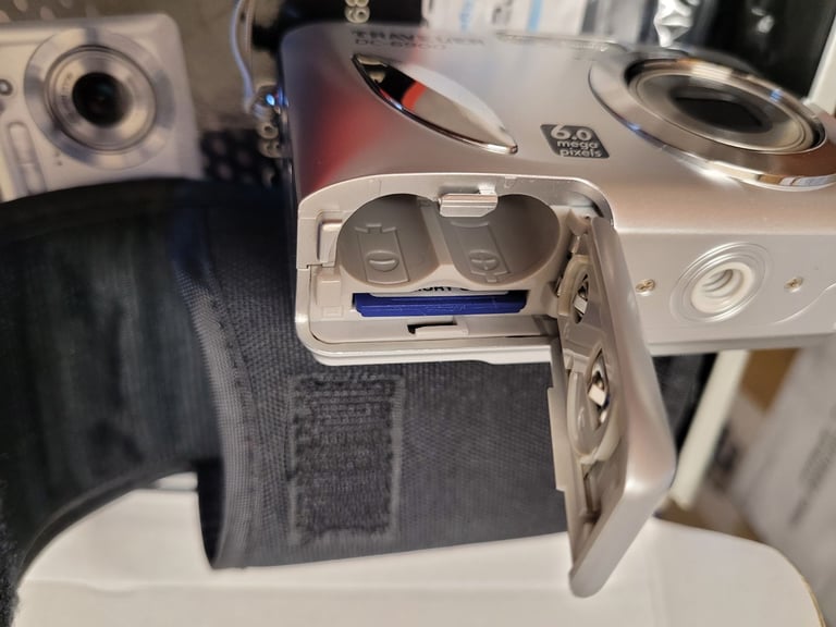 Traveler DC-6900 Digital Camera 