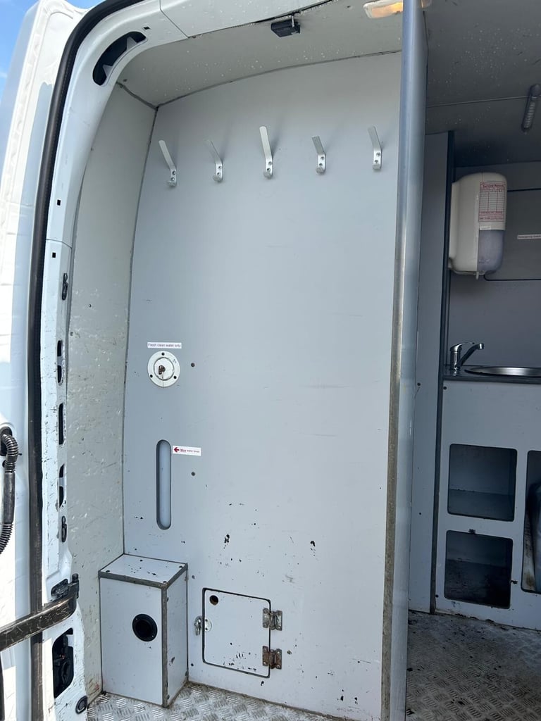 2020 Renault Master LM35dCi 135 Business Medium Roof Van ECODRIVE PANEL VAN Diesel Manual