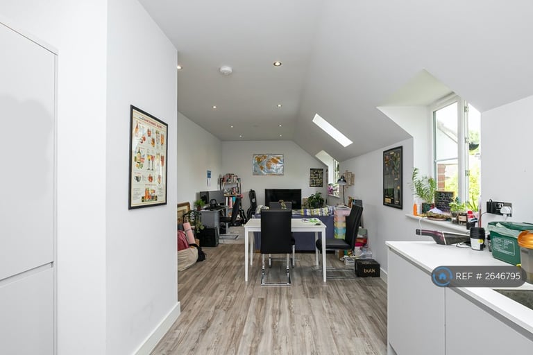 2 bedroom flat in Lawton Green, Loughton, IG10 (2 bed) (#2646795)