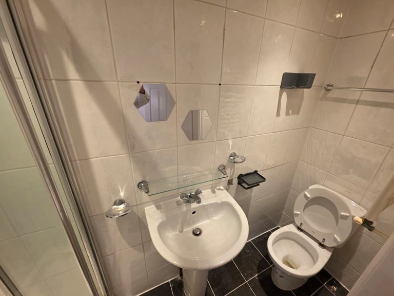 DOUBLE ROOM+ PRIVATE EN-SUITE SHOWER ROOM AVAILABLE - 7 Minutes walk to the BARNET HOSPITAL 
