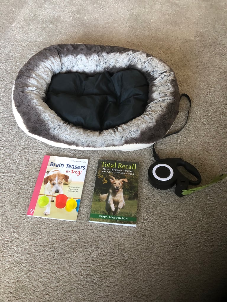 Dog Bed with Retractable Lead and 2 Books 
