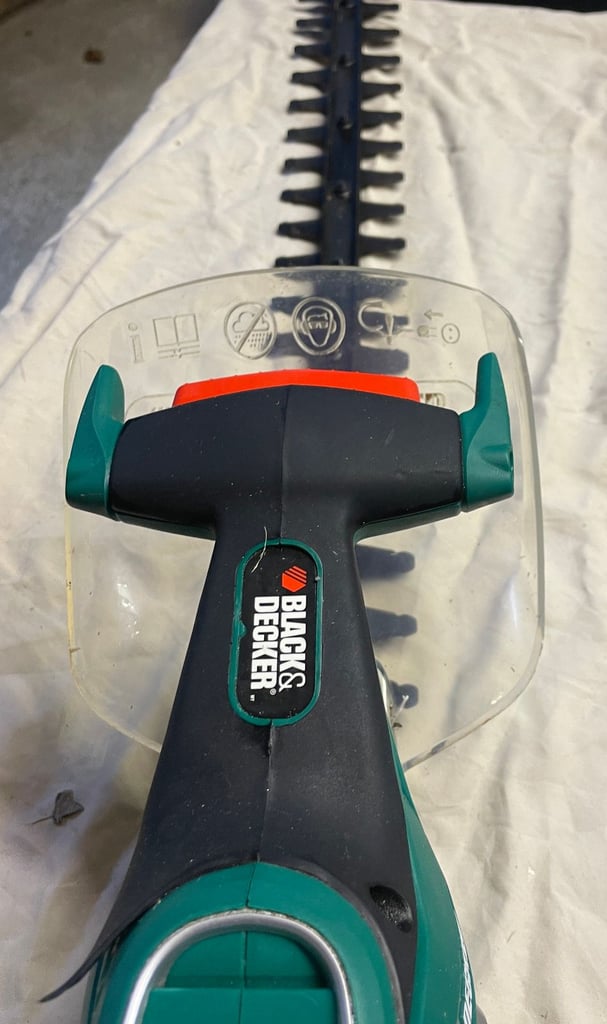 HEDGE TRIMMER, HEAVY DUTY BLACK & DECKER   MODEL: GTS76