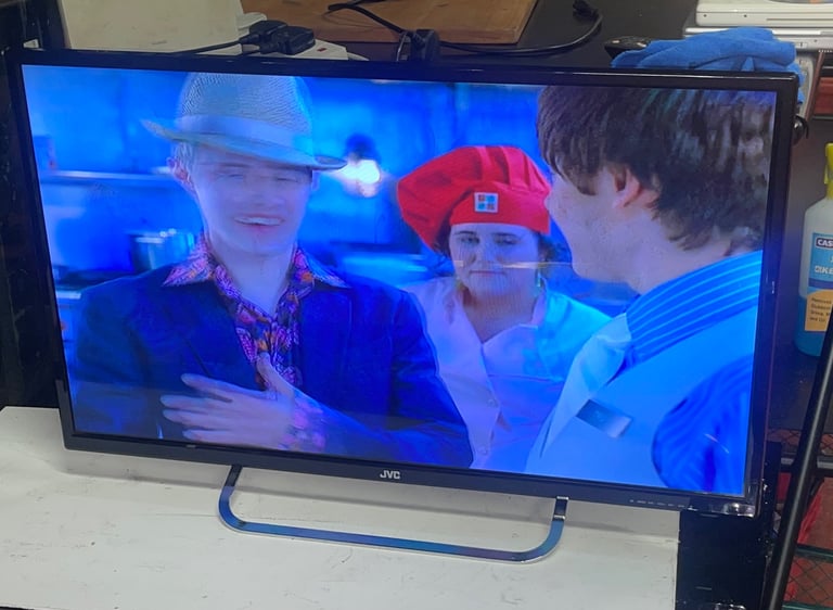 JVC 32" HD ready LED backlit LCD TV MODEL: LT-32C460 with stand 