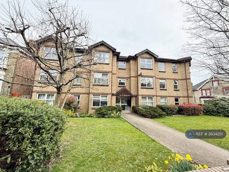 2 bedroom flat in Bedford Hill, London, SW12 (2 bed) (#2634251)