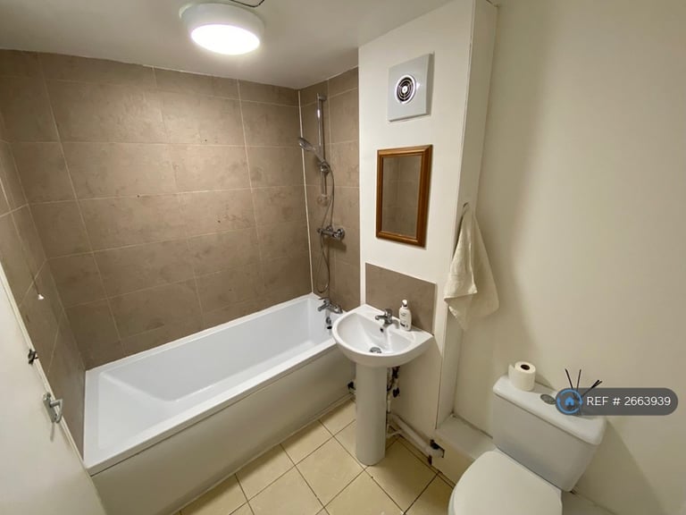 3 bedroom flat in Martlesham Walk, Manchester, M4 (3 bed) (#2663939)