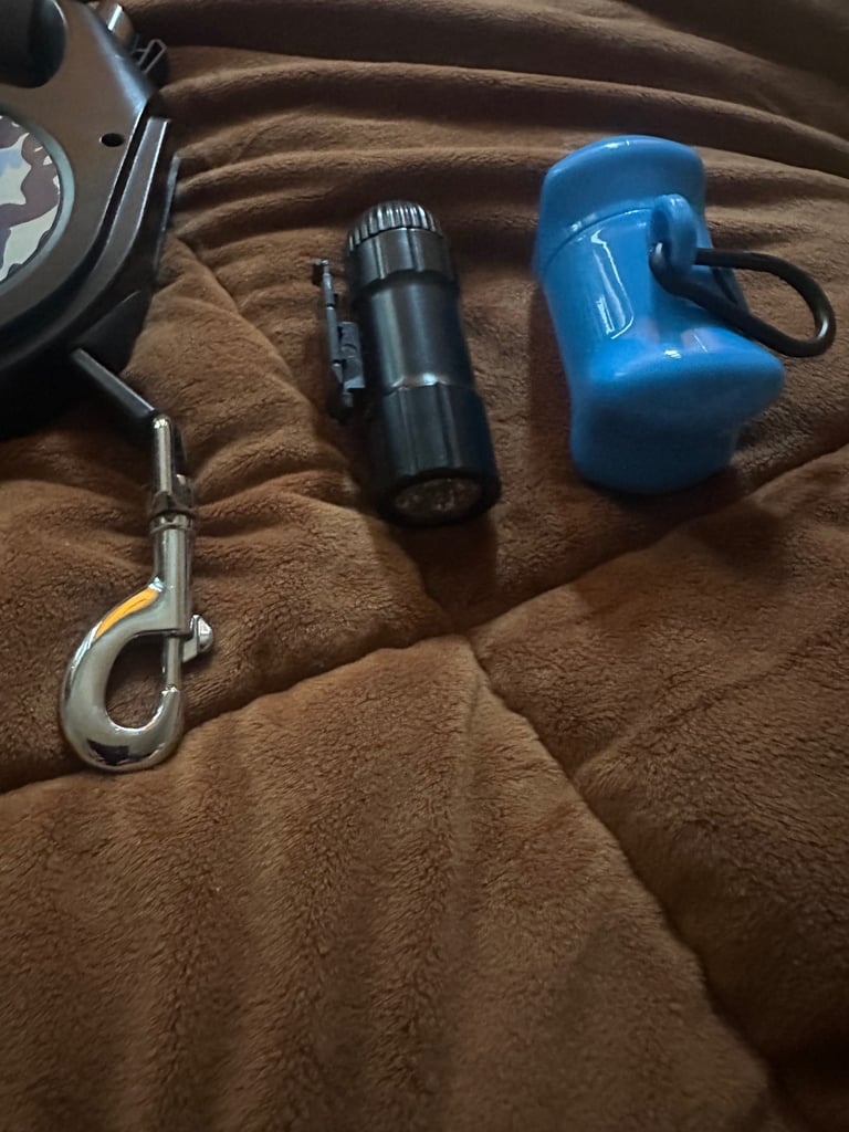 Retractable Dog Lead,8M Extendable Dog Lead , LED Flashlight , Large Dogs up to 50kg  Bags Included