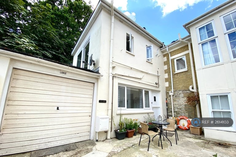 3 bedroom house in Springvale Road, Seaview, PO34 (3 bed) (#2614103)