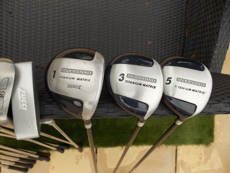 Mens Right Handed Tour Design Golf Club Set + Bag, Balls and Tees