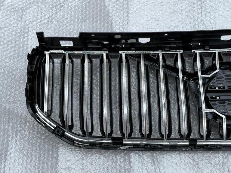 Volvo XC40 Front Inscription Grille 2017 Onwards Now P/N 31457347 & 31457344. 